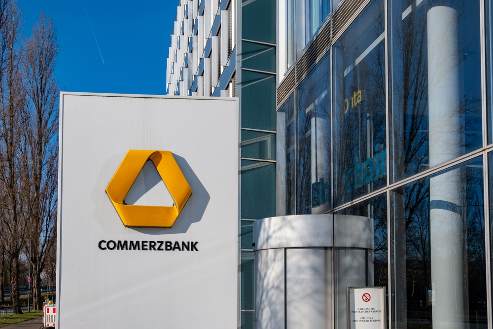 Italienische UniCredit steigt bei Commerzbank auf