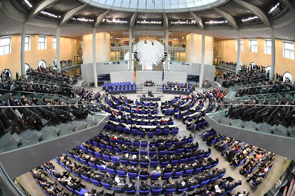 BUNDESREGIERUNG KÄMPFT GEGEN MEGA-FINANZLÜCKE