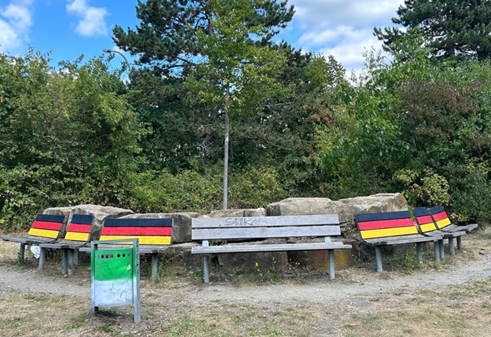 Bemalte Parkbänke mit Deutschlandflagge entfachen Diskussion