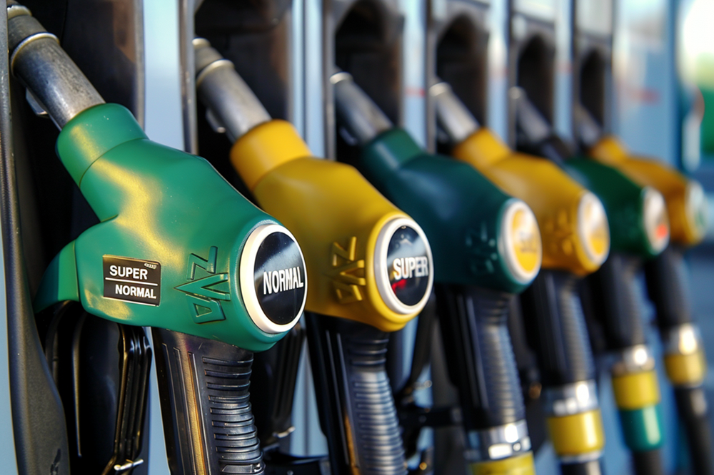 Spritpreise steigen, Politik reagiert halbherzig