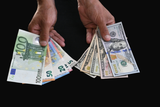 dollar-gerät-nach-waffenruhe-spürbar-unter-druck