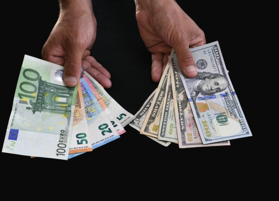 dollar-gerät-nach-waffenruhe-spürbar-unter-druck