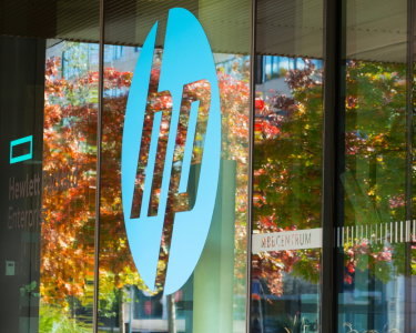 HPE entfacht an der Wall Street neue KI-Euphorie Starke Zahlen katapultieren den Konzern an die Spitze des Tages Während die großen US-Indizes nach ihrer jüngsten Rekordjagd am Dienstag nur noch uneinheitlich tendierten, stahl ein einzelner Technologiewert fast allen anderen die Show: Hewlett Packard Enterprise, kurz HPE, schoss um 32,1 Prozent nach oben und wurde damit zum mit Abstand auffälligsten Gewinner des Tages. In einem Marktumfeld, das von Unsicherheit im Nahost-Konflikt, vorsichtigerer Kauflaune und ersten Ermüdungserscheinungen nach den Rekordständen geprägt war, wirkte dieser Kurssprung wie ein elektrischer Schock. Die Dimension dieses Anstiegs ist bemerkenswert. Ein Plus von mehr als 32 Prozent an nur einem Handelstag ist selbst für Technologiewerte außergewöhnlich. Der Sprung zeigt, wie sensibel die Börse derzeit auf Unternehmen reagiert, die im Zusammenhang mit Künstlicher Intelligenz glaubhaft starkes Wachstum liefern. Genau das gelang HPE. Der Konzern legte überzeugende Zahlen zum zweiten Quartal vor und überraschte den Markt zusätzlich mit einer ambitionierten Ankündigung: Die langfristigen Finanzziele sollen nun zwei Jahre früher erreicht werden als bislang geplant. KI-Datenzentren werden zum Wachstumsmotor Den Optimismus begründet das Unternehmen mit einer robusten Nachfrage nach KI-Datenzentren. Genau an diesem Punkt trifft HPE den Nerv des Marktes. Denn der KI-Boom lebt nicht nur von Software, Chatbots oder neuen Anwendungen. Er braucht auch eine enorme technische Grundlage. Rechenzentren, Server, Speicher, Netzwerktechnik und die gesamte physische Infrastruktur sind die eigentlichen Maschinenräume dieser Entwicklung. HPE wird damit nicht als Randprofiteur, sondern als zentraler Infrastrukturspieler wahrgenommen. Wer KI in großem Stil einsetzen will, braucht Rechenkapazität in einer Größenordnung, die klassische IT-Strukturen schnell überfordert. Für Anbieter wie HPE eröffnet das einen Markt, der nicht nur wächst, sondern geradezu explodiert. Der Kurssprung von 32,1 Prozent zeigt, daß Anleger genau daran nun mit neuer Wucht glauben. Ein Börsentag mit zwei Gesichtern Der starke Auftritt von HPE fällt besonders auf, weil das Umfeld an der Wall Street gleichzeitig erstaunlich nervös wirkte. Nach den jüngsten Rekordständen fanden die großen Indizes keine gemeinsame Richtung. Der Dow Jones stieg im frühen Handel zwar um 0,3 Prozent auf 51.206 Punkte, doch der S&P 500 verlor 0,2 Prozent, und der Nasdaq Composite gab 0,4 Prozent nach. Diese Uneinigkeit zeigt, daß der Markt nach seiner Rekordjagd eine Verschnaufpause einlegt. Händler sprachen von einer verworrenen und teilweise widersprüchlichen Nachrichtenlage im Nahen Osten. Ein belastbarer Durchbruch scheint dort weiterhin nicht in Sicht. Genau deshalb nimmt die Kauflaune auf den bereits erreichten Kursniveaus sichtbar ab. Umso auffälliger ist es, wenn ein einzelner Wert in einer solchen Lage regelrecht explodiert. HPE liefert, andere Tech-Riesen geraten unter Druck Gerade im Vergleich mit anderen großen Technologieaktien wird klar, wie stark HPE an diesem Tag herausragte. Während HPE gefeiert wurde, gerieten mehrere prominente Namen unter Druck. Alphabet verlor 3,6 Prozent. Auch Microsoft und Amazon gaben nach und büßten 1,9 beziehungsweise 2,2 Prozent ein. Der Grund dafür lag ebenfalls im Thema KI, allerdings von der anderen Seite betrachtet. Bei Alphabet und anderen Konzernen wachsen die Sorgen über die enormen KI-Ausgaben. Anleger beginnen also, feiner zu unterscheiden. Nicht jedes Unternehmen profitiert an der Börse automatisch vom KI-Boom. Entscheidend ist inzwischen immer stärker, ob ein Konzern bereits sichtbar an der Nachfrage verdient oder zunächst vor allem gewaltige Summen investieren muß. Genau hier punktet HPE. Das Unternehmen wird nicht in erster Linie als Kostenmaschine gesehen, sondern als unmittelbarer Nutznießer der Investitionswelle. Es verkauft gewissermaßen die Schaufeln für den digitalen Goldrausch. Die Wall Street sortiert den KI-Markt neu Der Handelstag zeigt damit sehr deutlich, wie sich der Blick der Anleger verändert. Lange reichte es aus, sich irgendwie mit KI in Verbindung zu bringen, um an der Börse Rückenwind zu bekommen. Nun wird schärfer gefragt, wer konkret verdient, wer liefern kann und wer sich zunächst in immer größere Ausgaben stürzt. HPE hat auf diese Fragen an diesem Tag die überzeugendsten Antworten geliefert. Starke Quartalszahlen, beschleunigte Langfristziele und eine klare Begründung über die Nachfrage nach KI-Datenzentren ergeben zusammen eine Geschichte, die der Markt sofort mit massiven Käufen belohnte. Andere Konzerne mit hohen Investitionsplänen, aber weniger unmittelbarer Gewinnsichtbarkeit wurden dagegen skeptischer betrachtet. Nvidia bleibt stabiler Gewinner des Trends Ein weiterer interessanter Vergleich ist Nvidia. Deren Aktie legte um 0,5 Prozent zu. Das ist deutlich weniger spektakulär als der Sprung von HPE, bestätigt aber ebenfalls die Marktlogik. Nvidia gilt weiterhin als einer der klarsten Gewinner des KI-Booms, weil der Konzern direkt an der Nachfrage nach Hochleistungschips verdient. Damit ergibt sich ein aufschlußreiches Bild: Unternehmen, die direkt an der Infrastruktur und am Ausbau der KI-Welt verdienen, bleiben gefragt. Unternehmen, bei denen stärker über Kosten und Kapitalbedarf diskutiert wird, geraten leichter unter Druck. HPE reiht sich mit seinem Kurssprung nun sehr deutlich in die Gruppe jener Unternehmen ein, die vom Markt als unmittelbare Profiteure angesehen werden. Nahost bremst die Indizes, HPE setzt sein eigenes Signal Parallel dazu bleibt die geopolitische Großwetterlage angespannt. Die widersprüchlichen Nachrichten aus dem Nahen Osten verhindern, daß die großen Indizes ihren Rekordlauf einfach fortsetzen. Ein echter politischer Durchbruch fehlt, und genau das bremst die allgemeine Kaufbereitschaft. Konjunkturseitig standen im frühen Handel lediglich die Daten zu den offenen Stellen aus dem April im Blick, also kein Impuls, der die Marktstimmung grundlegend hätte drehen können. Gerade deshalb wirkte der HPE-Sprung so eindrucksvoll. Der Konzern setzte in einem vorsichtigen Gesamtmarkt sein eigenes, völlig unabhängiges Signal. Während viele Anleger insgesamt zurückhaltender wurden, griffen sie bei HPE mit voller Entschlossenheit zu. Ein Kursfeuerwerk mit klarem Kern Der Börsentag läßt sich deshalb auf einen zentralen Punkt zuspitzen: HPE war der große Gewinner, weil das Unternehmen überzeugend gezeigt hat, daß der Ausbau von KI-Datenzentren nicht nur ein Zukunftsthema ist, sondern bereits jetzt reales Geschäft und reale Dynamik erzeugt. Das Plus von 32,1 Prozent war keine zufällige Übertreibung, sondern die Reaktion auf eine Kombination aus starken Zahlen, höherem Tempo und einer Marktstory, die derzeit maximale Aufmerksamkeit erhält. Während die Wall Street insgesamt nach Rekorden eine Pause einlegte, zeigte HPE, daß einzelne Unternehmen den Markt noch immer mit voller Wucht elektrisieren können. Genau dann, wenn sie nicht nur vom KI-Boom erzählen, sondern ihn bereits in Umsatz, Nachfrage und beschleunigte Ziele übersetzen. HPE, Hewlett Packard Enterprise, Wall Street, KI, Künstliche Intelligenz, KI-Datenzentren, Nasdaq, Dow Jones, S&P 500, Alphabet, Microsoft, Amazon, Nvidia, Technologieaktien, Quartalszahlen
