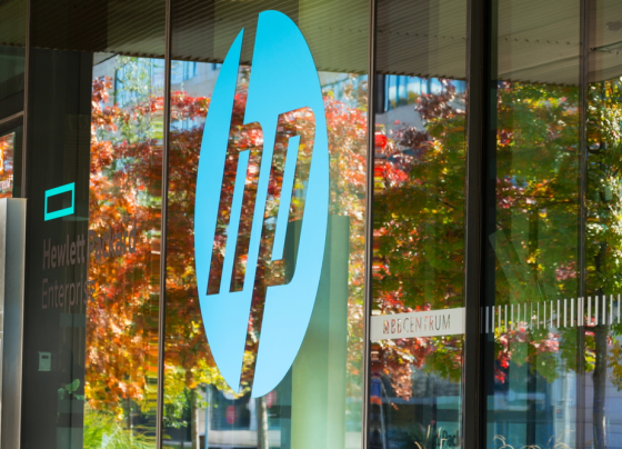 HPE entfacht an der Wall Street neue KI-Euphorie Starke Zahlen katapultieren den Konzern an die Spitze des Tages Während die großen US-Indizes nach ihrer jüngsten Rekordjagd am Dienstag nur noch uneinheitlich tendierten, stahl ein einzelner Technologiewert fast allen anderen die Show: Hewlett Packard Enterprise, kurz HPE, schoss um 32,1 Prozent nach oben und wurde damit zum mit Abstand auffälligsten Gewinner des Tages. In einem Marktumfeld, das von Unsicherheit im Nahost-Konflikt, vorsichtigerer Kauflaune und ersten Ermüdungserscheinungen nach den Rekordständen geprägt war, wirkte dieser Kurssprung wie ein elektrischer Schock. Die Dimension dieses Anstiegs ist bemerkenswert. Ein Plus von mehr als 32 Prozent an nur einem Handelstag ist selbst für Technologiewerte außergewöhnlich. Der Sprung zeigt, wie sensibel die Börse derzeit auf Unternehmen reagiert, die im Zusammenhang mit Künstlicher Intelligenz glaubhaft starkes Wachstum liefern. Genau das gelang HPE. Der Konzern legte überzeugende Zahlen zum zweiten Quartal vor und überraschte den Markt zusätzlich mit einer ambitionierten Ankündigung: Die langfristigen Finanzziele sollen nun zwei Jahre früher erreicht werden als bislang geplant. KI-Datenzentren werden zum Wachstumsmotor Den Optimismus begründet das Unternehmen mit einer robusten Nachfrage nach KI-Datenzentren. Genau an diesem Punkt trifft HPE den Nerv des Marktes. Denn der KI-Boom lebt nicht nur von Software, Chatbots oder neuen Anwendungen. Er braucht auch eine enorme technische Grundlage. Rechenzentren, Server, Speicher, Netzwerktechnik und die gesamte physische Infrastruktur sind die eigentlichen Maschinenräume dieser Entwicklung. HPE wird damit nicht als Randprofiteur, sondern als zentraler Infrastrukturspieler wahrgenommen. Wer KI in großem Stil einsetzen will, braucht Rechenkapazität in einer Größenordnung, die klassische IT-Strukturen schnell überfordert. Für Anbieter wie HPE eröffnet das einen Markt, der nicht nur wächst, sondern geradezu explodiert. Der Kurssprung von 32,1 Prozent zeigt, daß Anleger genau daran nun mit neuer Wucht glauben. Ein Börsentag mit zwei Gesichtern Der starke Auftritt von HPE fällt besonders auf, weil das Umfeld an der Wall Street gleichzeitig erstaunlich nervös wirkte. Nach den jüngsten Rekordständen fanden die großen Indizes keine gemeinsame Richtung. Der Dow Jones stieg im frühen Handel zwar um 0,3 Prozent auf 51.206 Punkte, doch der S&P 500 verlor 0,2 Prozent, und der Nasdaq Composite gab 0,4 Prozent nach. Diese Uneinigkeit zeigt, daß der Markt nach seiner Rekordjagd eine Verschnaufpause einlegt. Händler sprachen von einer verworrenen und teilweise widersprüchlichen Nachrichtenlage im Nahen Osten. Ein belastbarer Durchbruch scheint dort weiterhin nicht in Sicht. Genau deshalb nimmt die Kauflaune auf den bereits erreichten Kursniveaus sichtbar ab. Umso auffälliger ist es, wenn ein einzelner Wert in einer solchen Lage regelrecht explodiert. HPE liefert, andere Tech-Riesen geraten unter Druck Gerade im Vergleich mit anderen großen Technologieaktien wird klar, wie stark HPE an diesem Tag herausragte. Während HPE gefeiert wurde, gerieten mehrere prominente Namen unter Druck. Alphabet verlor 3,6 Prozent. Auch Microsoft und Amazon gaben nach und büßten 1,9 beziehungsweise 2,2 Prozent ein. Der Grund dafür lag ebenfalls im Thema KI, allerdings von der anderen Seite betrachtet. Bei Alphabet und anderen Konzernen wachsen die Sorgen über die enormen KI-Ausgaben. Anleger beginnen also, feiner zu unterscheiden. Nicht jedes Unternehmen profitiert an der Börse automatisch vom KI-Boom. Entscheidend ist inzwischen immer stärker, ob ein Konzern bereits sichtbar an der Nachfrage verdient oder zunächst vor allem gewaltige Summen investieren muß. Genau hier punktet HPE. Das Unternehmen wird nicht in erster Linie als Kostenmaschine gesehen, sondern als unmittelbarer Nutznießer der Investitionswelle. Es verkauft gewissermaßen die Schaufeln für den digitalen Goldrausch. Die Wall Street sortiert den KI-Markt neu Der Handelstag zeigt damit sehr deutlich, wie sich der Blick der Anleger verändert. Lange reichte es aus, sich irgendwie mit KI in Verbindung zu bringen, um an der Börse Rückenwind zu bekommen. Nun wird schärfer gefragt, wer konkret verdient, wer liefern kann und wer sich zunächst in immer größere Ausgaben stürzt. HPE hat auf diese Fragen an diesem Tag die überzeugendsten Antworten geliefert. Starke Quartalszahlen, beschleunigte Langfristziele und eine klare Begründung über die Nachfrage nach KI-Datenzentren ergeben zusammen eine Geschichte, die der Markt sofort mit massiven Käufen belohnte. Andere Konzerne mit hohen Investitionsplänen, aber weniger unmittelbarer Gewinnsichtbarkeit wurden dagegen skeptischer betrachtet. Nvidia bleibt stabiler Gewinner des Trends Ein weiterer interessanter Vergleich ist Nvidia. Deren Aktie legte um 0,5 Prozent zu. Das ist deutlich weniger spektakulär als der Sprung von HPE, bestätigt aber ebenfalls die Marktlogik. Nvidia gilt weiterhin als einer der klarsten Gewinner des KI-Booms, weil der Konzern direkt an der Nachfrage nach Hochleistungschips verdient. Damit ergibt sich ein aufschlußreiches Bild: Unternehmen, die direkt an der Infrastruktur und am Ausbau der KI-Welt verdienen, bleiben gefragt. Unternehmen, bei denen stärker über Kosten und Kapitalbedarf diskutiert wird, geraten leichter unter Druck. HPE reiht sich mit seinem Kurssprung nun sehr deutlich in die Gruppe jener Unternehmen ein, die vom Markt als unmittelbare Profiteure angesehen werden. Nahost bremst die Indizes, HPE setzt sein eigenes Signal Parallel dazu bleibt die geopolitische Großwetterlage angespannt. Die widersprüchlichen Nachrichten aus dem Nahen Osten verhindern, daß die großen Indizes ihren Rekordlauf einfach fortsetzen. Ein echter politischer Durchbruch fehlt, und genau das bremst die allgemeine Kaufbereitschaft. Konjunkturseitig standen im frühen Handel lediglich die Daten zu den offenen Stellen aus dem April im Blick, also kein Impuls, der die Marktstimmung grundlegend hätte drehen können. Gerade deshalb wirkte der HPE-Sprung so eindrucksvoll. Der Konzern setzte in einem vorsichtigen Gesamtmarkt sein eigenes, völlig unabhängiges Signal. Während viele Anleger insgesamt zurückhaltender wurden, griffen sie bei HPE mit voller Entschlossenheit zu. Ein Kursfeuerwerk mit klarem Kern Der Börsentag läßt sich deshalb auf einen zentralen Punkt zuspitzen: HPE war der große Gewinner, weil das Unternehmen überzeugend gezeigt hat, daß der Ausbau von KI-Datenzentren nicht nur ein Zukunftsthema ist, sondern bereits jetzt reales Geschäft und reale Dynamik erzeugt. Das Plus von 32,1 Prozent war keine zufällige Übertreibung, sondern die Reaktion auf eine Kombination aus starken Zahlen, höherem Tempo und einer Marktstory, die derzeit maximale Aufmerksamkeit erhält. Während die Wall Street insgesamt nach Rekorden eine Pause einlegte, zeigte HPE, daß einzelne Unternehmen den Markt noch immer mit voller Wucht elektrisieren können. Genau dann, wenn sie nicht nur vom KI-Boom erzählen, sondern ihn bereits in Umsatz, Nachfrage und beschleunigte Ziele übersetzen. HPE, Hewlett Packard Enterprise, Wall Street, KI, Künstliche Intelligenz, KI-Datenzentren, Nasdaq, Dow Jones, S&P 500, Alphabet, Microsoft, Amazon, Nvidia, Technologieaktien, Quartalszahlen